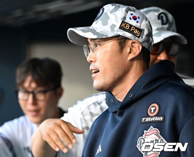 [OSEN=잠실, 이대선 기자] 4일 오후 서울 잠실야구장에서 2025 신한 SOL Bank KBO리그 두산 베어스와 KIA 타이거즈의 경기가 열렸다.두산은 최민석, KIA는 네일을 선발 투수로 내세웠다.1회말 1사 1,2루에서 두산 조성환 감독대행이 김재환의 좌전 적시 2루타 때 홈을 밟은 케이브와 하이파이브를 하고 있다. 2025.06.04 /sunday@osen.co.kr