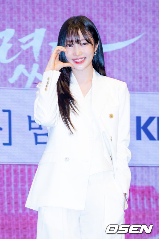 [OSEN=민경훈 기자]  11일 오후 서울 신도림 디큐브시티 내 더 세인트에서 KBS 2TV 새 수목드라마 '남주의 첫날밤을 가져버렸다'(극본 전선영, 연출 이웅희) 제작발표회가 진행됐다.가수 겸 배우 서현과 옥택연의 만남으로 화제를 모은 이 작품은 평범한 여대생의 영혼이 깃든 로맨스 소설 속 병풍 단역이 소설 최강 집착남주와 하룻밤을 보내며 펼쳐지는 로맨스 판타지다. 동명의 웹소설을 원작으로 한다.배우 지혜원이 무대 위에서 포즈를 취하고 있다. 2025.06.11 / rumi@osen.co.kr