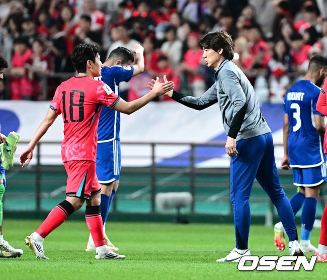 [OSEN=서울월드컵경기장, 지형준 기자] 대한민국 대표팀이 무려 15년 만에 패배 없이 최종예선을 마무리했다.홍명보 감독이 이끄는 대한민국축구 국가대표팀은 10일 서울월드컵경기장에서 열린2026 국제축구연맹(FIFA) 북중미 월드컵 아시아지역 최종예선 3차 예선 B조 10차전에서 쿠웨이트와 맞붙어 4-0으로 대승했다.이번 승리로 한국은 승점 22점(6승 4무)을 만들면서 패배 없이 최종예선을 마쳤다.경기를 마치고 홍명보 감독이 이강인과 하이파이브를 하누고 있다. 2025.06.10 /jpnews@osen.co.kr