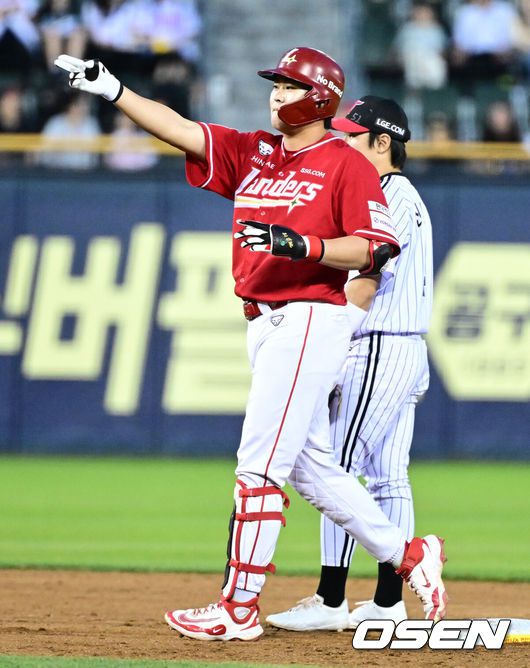 [OSEN=잠실, 지형준 기자] 11일 오후 서울 잠실구장에서 ‘2025 신한 SOL Bank KBO리그’ LG 트윈스와 SSG 랜더스의 경기가 열렸다.LG는 에르난데스, SSG는 화이트를 선발로 내세웠다5회초 2사 만루에서 SSG 고명준이 역전 2타점 적시 2루타를 날리며 기뻐하고 있다. 2025.06.11 /jpnews@osen.co.kr