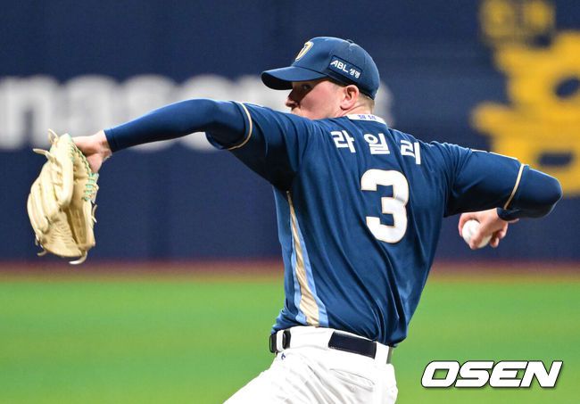 [OSEN=고척, 조은정 기자]11일 오후 서울 고척스카이돔에서 2025 신한 SOL Bank KBO리그 키움 히어로즈와 NC 다이노스의 경기가 열렸다.키움은 하영민, NC는 라일리를 선발 투수로 내세웠다.1회말 NC 선발 라일리가 역투하고 있다. 2025.06.11 /cej@osen.co.kr