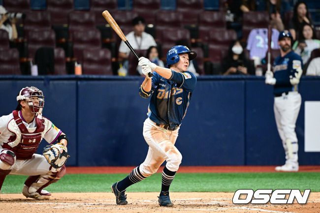 [OSEN=고척, 조은정 기자]11일 오후 서울 고척스카이돔에서 2025 신한 SOL Bank KBO리그 키움 히어로즈와 NC 다이노스의 경기가 열렸다.키움은 하영민, NC는 라일리를 선발 투수로 내세웠다.5회초 1사 1,2루 NC 박민우기 우월 2타점 적시 3루타를 날리고 있다. 2025.06.11 /cej@osen.co.kr