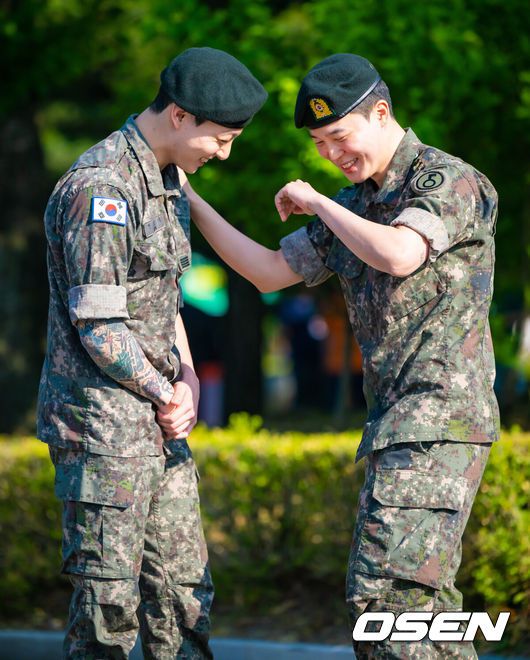 [OSEN=연천, 박준형 기자] 그룹 방탄소년단(BTS)의 지민과 정국이 11일 1년 6개월 간의 군 복무를 마치고 전역했다.지민과 정국은 지난 2023년 12월 육군 현역으로 동반입대해 육군 5사단 포병여단에서 복무해왔다. 팀의 맏형 진은 작년 6월, 제이홉은 작년 10월,RM과 뷔는 전날 각각 전투복을 벗었다. 슈가는 21일 소집해제를 앞두고 있다. BTS 정국과 지민이 서로를 보며 미소 짓고 있다.  2025.06.11 / soul1014@osen.co.kr