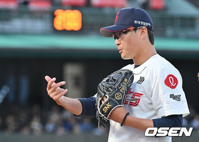 [OSEN=부산, 이석우 기자] 4일 부산 사직야구장에서 2025 신한 SOL 뱅크 KBO 리그 롯데 자이언츠와 키움 히어로즈의 경기가 열렸다. 홈팀 롯데는 박세웅이, 방문팀 키움은 김윤하가 선발 출전했다.롯데 자이언츠 선발 투수 박세웅이 2회초 2사 1,3루 키움 히어로즈 박주홍을 11구를 던진 끝에 삼진을 잡고 투구 내용에 아쉬워하고 있다. 2025.06.04 / foto0307@osen.co.kr