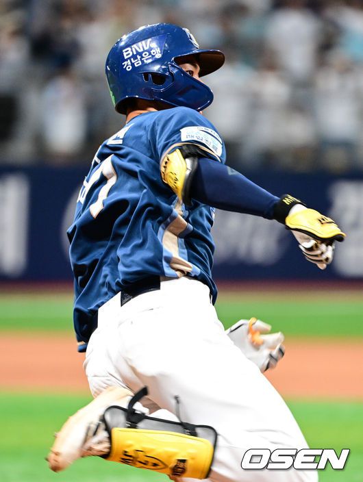 [OSEN=고척, 조은정 기자]11일 오후 서울 고척스카이돔에서 2025 신한 SOL Bank KBO리그 키움 히어로즈와 NC 다이노스의 경기가 열렸다.키움은 하영민, NC는 라일리를 선발 투수로 내세웠다.8회초 1사 1루 NC 김주원이 우익선상 2루타로 출루하고 있다. 2025.06.11 /cej@osen.co.kr
