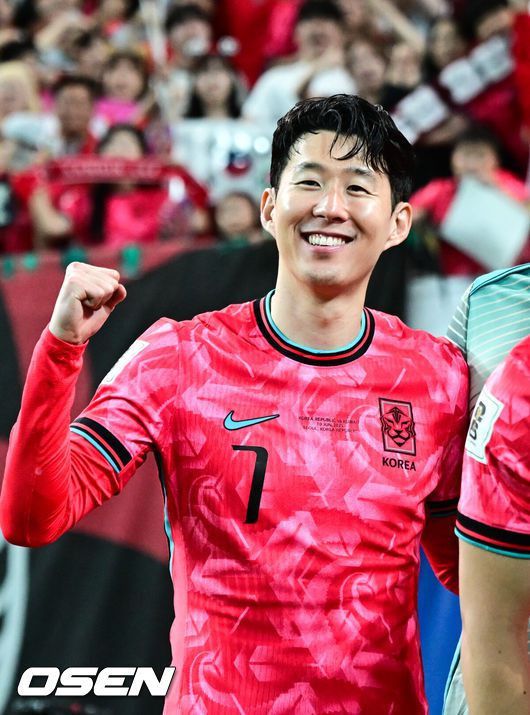 [OSEN=서울월드컵경기장, 조은정 기자]대한민국 대표팀이 무려 15년 만에 패배 없이 최종예선을 마무리했다.홍명보 감독이 이끄는 대한민국축구 국가대표팀은 10일 서울월드컵경기장에서 열린2026 국제축구연맹(FIFA) 북중미 월드컵 아시아지역 최종예선 3차 예선 B조 10차전에서 쿠웨이트와 맞붙어 4-0으로 대승했다.축구 대표팀 손흥민이 관중과 함께 기념촬영을 하고 있다. 2025.06.10 /cej@osen.co.kr