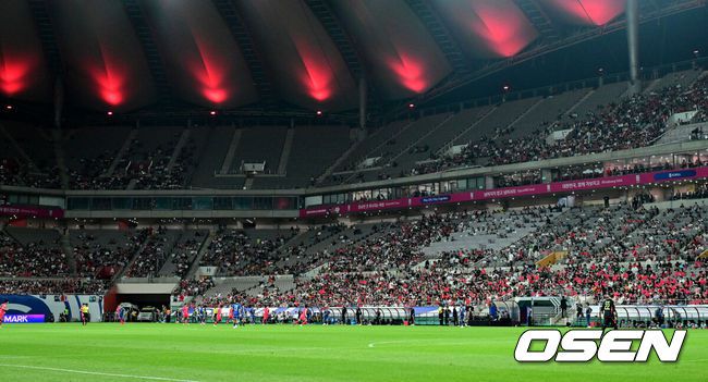 [OSEN=서울월드컵경기장, 지형준 기자] 홍명보 감독이 이끄는 축구대표팀이 10일 서울월드컵경기장에서 쿠웨이트와 2026 국제축구연맹(FIFA) 북중미 월드컵 아시아 3차 예선 조별리그 B조 10차전 최종전을 펼쳤다.한국은 지난 6일 이라크와 원정 9차전에서 2-0으로 승리하며 전세계에서 6번째, 아시아에서 최초로 11회 연속 월드컵 본선 진출의 역사를 썼다. B조에선 1위(승점 19점) 한국과 2위(승점 16점) 요르단이 월드컵에 직행한다.매진에 실패한 서월월드컵경기장 모습. 2025.06.10 /jpnews@osen.co.kr