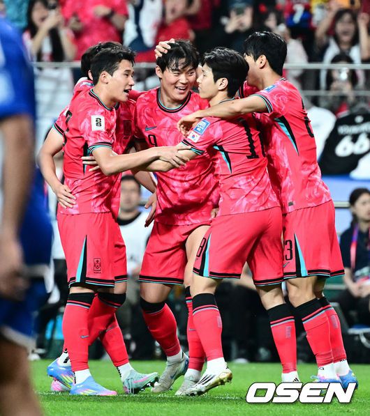 [OSEN=서울월드컵경기장, 지형준 기자] 홍명보 감독이 이끄는 축구대표팀이 10일 서울월드컵경기장에서 쿠웨이트와 2026 국제축구연맹(FIFA) 북중미 월드컵 아시아 3차 예선 조별리그 B조 10차전 최종전을 펼쳤다.한국은 지난 6일 이라크와 원정 9차전에서 2-0으로 승리하며 전세계에서 6번째, 아시아에서 최초로 11회 연속 월드컵 본선 진출의 역사를 썼다. B조에선 1위(승점 19점) 한국과 2위(승점 16점) 요르단이 월드컵에 직행한다.후반 한국 오현규가 골을 성공시키며 동료선수들과 기뻐하고 있다. 2025.06.10 /jpnews@osen.co.kr