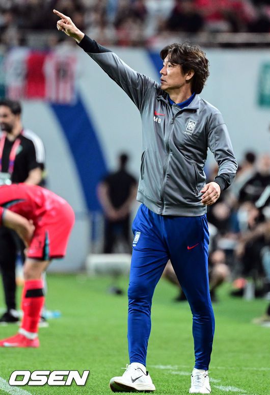 [OSEN=서울월드컵경기장, 조은정 기자]서울월드컵경기장이 화려한 골 폭죽으로 물들었다. 홍명보호가 월드컵 예선 마지막 경기에서 팬들에게 시원한 대승을 선물했다.홍명보 감독이 이끄는 대한민국 축구대표팀은 10일 오후 8시 서울월드컵경기장에서 열린 2026 국제축구연맹(FIFA) 북중미 월드컵 아시아 3차 예선 조별리그 B조 10차전 최종전에서 쿠웨이트를 4-0으로 격파했다.한국 홍명보 감독이 작전을 지시하고 있다. 2025.06.10 /cej@osen.co.kr