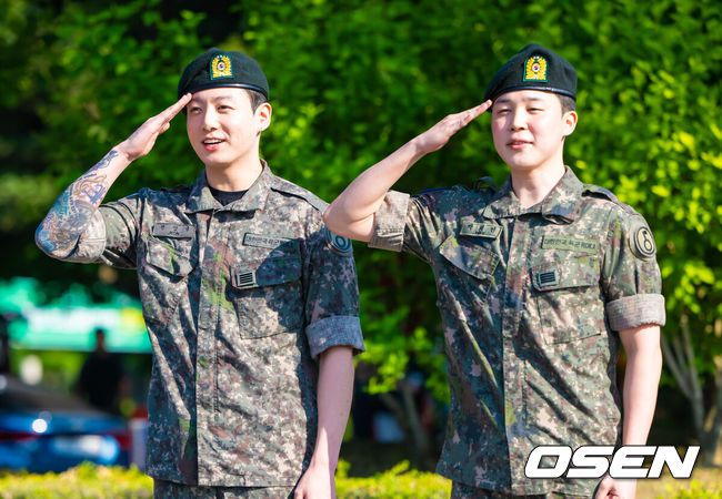 [OSEN=연천, 박준형 기자] 그룹 방탄소년단(BTS)의 지민과 정국이 11일 1년 6개월 간의 군 복무를 마치고 전역했다.지민과 정국은 지난 2023년 12월 육군 현역으로 동반입대해 육군 5사단 포병여단에서 복무해왔다. 팀의 맏형 진은 작년 6월, 제이홉은 작년 10월,RM과 뷔는 전날 각각 전투복을 벗었다. 슈가는 21일 소집해제를 앞두고 있다. BTS 정국과 지민이 거수경례를 하고 있다.  2025.06.11 / soul1014@osen.co.kr
