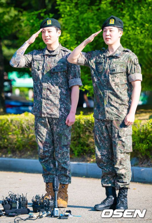[OSEN=연천, 박준형 기자] 그룹 방탄소년단(BTS)의 지민과 정국이 11일 1년 6개월 간의 군 복무를 마치고 전역했다.지민과 정국은 지난 2023년 12월 육군 현역으로 동반입대해 육군 5사단 포병여단에서 복무해왔다. 팀의 맏형 진은 작년 6월, 제이홉은 작년 10월,RM과 뷔는 전날 각각 전투복을 벗었다. 슈가는 21일 소집해제를 앞두고 있다. BTS 정국과 지민이 거수경례를 하고 있다. 2025.06.11 / soul1014@osen.co.kr