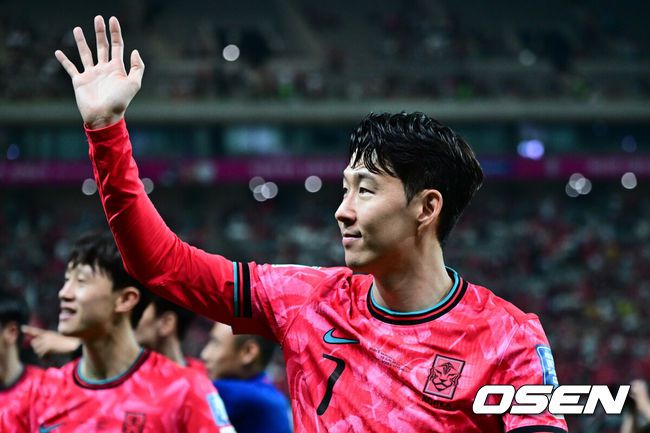 [OSEN=상암, 조은정 기자]대한민국 대표팀이 무려 15년 만에 패배 없이 최종예선을 마무리했다.홍명보 감독이 이끄는 대한민국축구 국가대표팀은 10일 서울월드컵경기장에서 열린2026 국제축구연맹(FIFA) 북중미 월드컵 아시아지역 최종예선 3차 예선 B조 10차전에서 쿠웨이트와 맞붙어 4-0으로 대승했다.대표팀손흥민이 관중을 향해 인사를 하고 있다. 2025.06.10 /cej@osen.co.kr