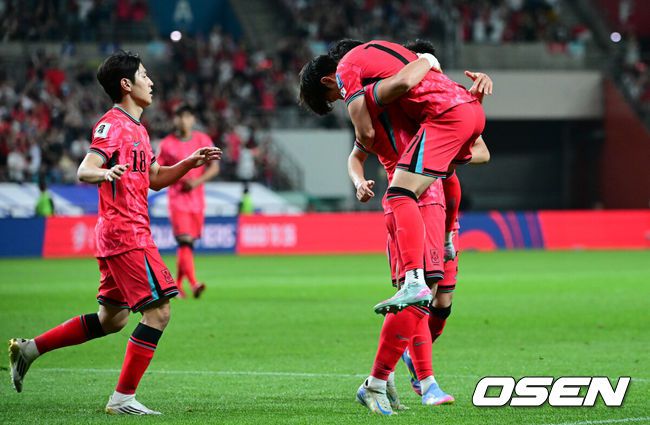 [OSEN=상암, 조은정 기자]10일 서울 마포구 서울월드컵경기장에서 2026 국제축구연맹(FIFA) 북중미 월드컵 아시아 3차 예선 B조 10차전 대한민국 남자 축구 대표팀과 쿠웨이트의 경기가 열렸다.한국은 지난 6일 이라크 원정에서 2-0 완승과 함께 5승 4무(승점 19)로 조 2위 이상을 확정, 11회 연속 월드컵 본선 진출을 조기 확정지었다.후반 한국 오현규가 팀의 세 번째 골을 성공시킨 뒤 배준호를 안고 기뻐하고 있다. 2025.06.10 /cej@osen.co.kr