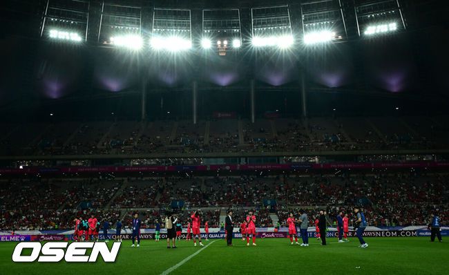 [OSEN=서울월드컵경기장, 조은정 기자]서울월드컵경기장이 화려한 골 폭죽으로 물들었다. 홍명보호가 월드컵 예선 마지막 경기에서 팬들에게 시원한 대승을 선물했다.홍명보 감독이 이끄는 대한민국 축구대표팀은 10일 오후 8시 서울월드컵경기장에서 열린 2026 국제축구연맹(FIFA) 북중미 월드컵 아시아 3차 예선 조별리그 B조 10차전 최종전에서 쿠웨이트를 4-0으로 격파했다.선수단이 관중들을 향해 인사를 하고 있다. 2025.06.10 /cej@osen.co.kr