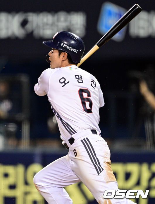 [OSEN=잠실, 조은정 기자]22일 오후 서울 잠실구장에서 2025 신한 SOL Bank KBO리그 두산 베어스와 SSG 랜더스의 경기가 열렸다.이날 두산은 홍민규를, SSG은 김광현을 선발로 내세웠다.8회말 1사 만루 두산 오명진이 추격의 적시타를 날리고 있다. 2025.05.22 /cej@osen.co.kr