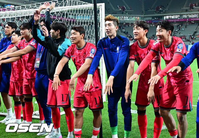 [OSEN=서울월드컵경기장, 지형준 기자] 대한민국 대표팀이 무려 15년 만에 패배 없이 최종예선을 마무리했다.홍명보 감독이 이끄는 대한민국축구 국가대표팀은 10일 서울월드컵경기장에서 열린2026 국제축구연맹(FIFA) 북중미 월드컵 아시아지역 최종예선 3차 예선 B조 10차전에서 쿠웨이트와 맞붙어 4-0으로 대승했다.이번 승리로 한국은 승점 22점(6승 4무)을 만들면서 패배 없이 최종예선을 마쳤다.경기를 마치고 축구대표팀이 붉은 악마와 승리 세리머니를 하고 있다. 2025.06.10 /jpnews@osen.co.kr