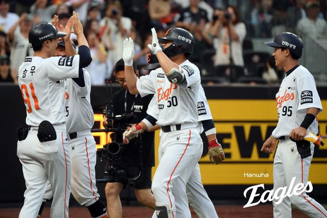 한화 이원석이 11일 대전 두산전 2회 만루 홈런을 터뜨린 뒤 동료들과 기뻐하고 있다. /한화 이글스 제공