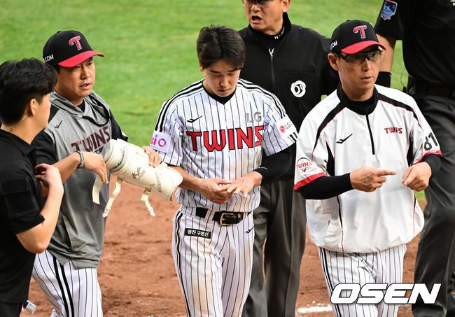 [OSEN=잠실, 지형준 기자] 12일 오후 서울 잠실구장에서 ‘2025 신한 SOL Bank KBO리그’ LG 트윈스와 SSG 랜더스의 경기가 열렸다.LG는 치리노스, SSG는 전영준을 선발로 내세웠다2회말 무사에서 LG 구본혁이 SSG 전영준이 사구에 상태를 체크하며 교체되고 있다. 구본혁은 송찬의로 교체. 2025.06.12 /jpnews@osen.co.kr