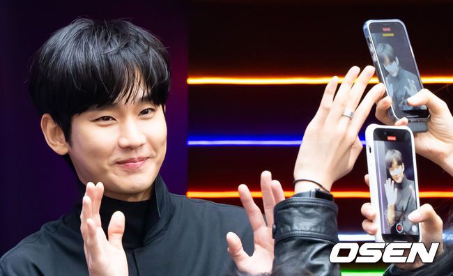 [OSEN=박준형 기자] 배우 김수현이 25일 오전 서울 성수동 한 스튜디오에서 시계 브랜드 론칭행사에 참석했다.  김수현은 tvN토일 드라마 ‘눈물의 여왕’ 백현우 역할로 여러 면에서 빼어난 ‘완벽한 남성상’을 연기하며 드라마의 인기를 이끌며 마지막 2회만을 남겨두고 있다.배우 김수현이 입장하고 있다.  2024.04.25 / soul1014@osen.co.kr