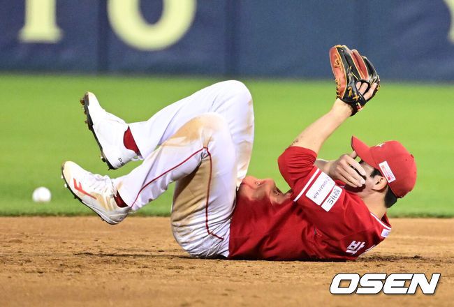 [OSEN=잠실, 지형준 기자] 12일 오후 서울 잠실구장에서 ‘2025 신한 SOL Bank KBO리그’ LG 트윈스와 SSG 랜더스의 경기가 열렸다.LG는 치리노스, SSG는 전영준을 선발로 내세웠다4회말 무사 1루에서 SSG 박성한이 LG 이주헌의 유격수 땅볼에 불규칙 바운드로 얼굴 부위를 맞고 괴로워하고 있다. 2025.06.12 /jpnews@osen.co.kr