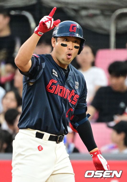 [OSEN=수원, 조은정 기자]12일 오후 수원 KT위즈파크에서 ‘2025 신한 SOL Bank KBO리그’ KT 위즈와 롯데 자이언츠의 경기가 열렸다.이날 홈팀 KT의 선발투수는 소형준, 방문팀 롯데는 김진욱이 나선다.3회초 2사 3루 전준우가 적시타를 날린 뒤 세리머니를 하고 있다. 2025.06.12 /cej@osen.co.kr