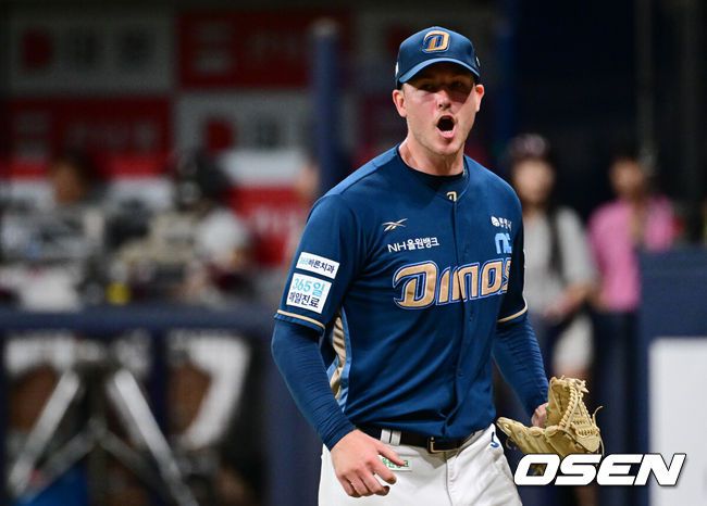 [OSEN=고척, 조은정 기자]11일 오후 서울 고척스카이돔에서 2025 신한 SOL Bank KBO리그 키움 히어로즈와 NC 다이노스의 경기가 열렸다.키움은 하영민, NC는 라일리를 선발 투수로 내세웠다.6회말 2사 1,2루 NC 선발 라일리가 키움 최주환에게 외야 뜬공을 유도하며 이닝을 마친 뒤 안도하고 있다. 2025.06.11 /cej@osen.co.kr