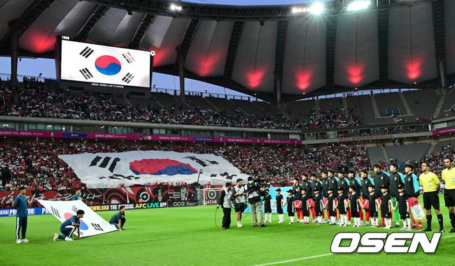 [OSEN=서울월드컵경기장, 지형준 기자] 홍명보 감독이 이끄는 축구대표팀이 10일 서울월드컵경기장에서 쿠웨이트와 2026 국제축구연맹(FIFA) 북중미 월드컵 아시아 3차 예선 조별리그 B조 10차전 최종전을 펼쳤다.한국은 지난 6일 이라크와 원정 9차전에서 2-0으로 승리하며 전세계에서 6번째, 아시아에서 최초로 11회 연속 월드컵 본선 진출의 역사를 썼다. B조에선 1위(승점 19점) 한국과 2위(승점 16점) 요르단이 월드컵에 직행한다.한국 대표팀이 국민의례를 하고 있다. 2025.06.10 /jpnews@osen.co.kr