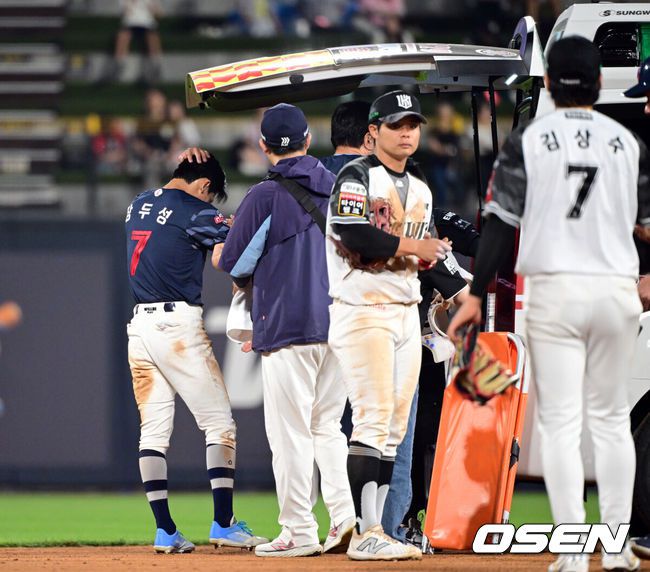 [OSEN=수원, 조은정 기자]12일 오후 수원 KT위즈파크에서 ‘2025 신한 SOL Bank KBO리그’ KT 위즈와 롯데 자이언츠의 경기가 열렸다.이날 홈팀 KT의 선발투수는 소형준, 방문팀 롯데는 김진욱이 나선다.연장 10회초 1사 1루 롯데 장두성이 KT 투수 박영현 송구 실책 때 2루까지 진루한 후 고통을 호소하며 구급차에 오르고 있다. 대주자 한승현으로 교체됐다. 2025.06.12 /cej@osen.co.kr
