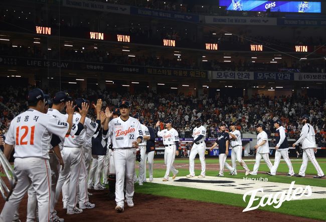 한화 선수들이 11일 대전 두산전 승리 후 하이파이브를 나누고 있다. /한화 이글스 제공