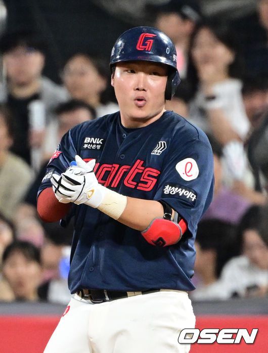 [OSEN=수원, 조은정 기자]12일 오후 수원 KT위즈파크에서 ‘2025 신한 SOL Bank KBO리그’ KT 위즈와 롯데 자이언츠의 경기가 열렸다.이날 홈팀 KT의 선발투수는 소형준, 방문팀 롯데는 김진욱이 나선다.7회초 2사 2루 롯데 정보근이 역전 적시타를 날린 뒤 기뻐하고 있다. 2025.06.12 /cej@osen.co.kr