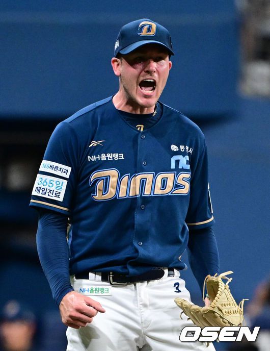 [OSEN=고척, 조은정 기자]11일 오후 서울 고척스카이돔에서 2025 신한 SOL Bank KBO리그 키움 히어로즈와 NC 다이노스의 경기가 열렸다.키움은 하영민, NC는 라일리를 선발 투수로 내세웠다.4회말 2사 2루 NC 라일리가 키움 원성준을 삼진으로 처리한 뒤 포효하고 있다. 2025.06.11 /cej@osen.co.kr