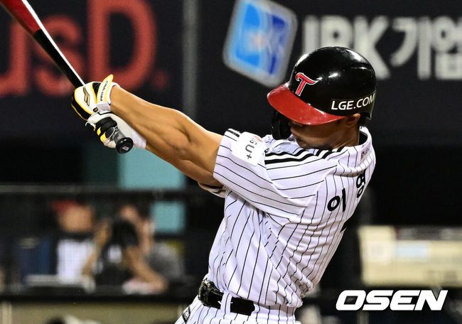 [OSEN=잠실, 지형준 기자] 12일 오후 서울 잠실구장에서 ‘2025 신한 SOL Bank KBO리그’ LG 트윈스와 SSG 랜더스의 경기가 열렸다.LG는 치리노스, SSG는 전영준을 선발로 내세웠다7회말 2사 2루에서 LG 이영빈이 1타점 적시타를 날리고 있다. 2025.06.12 /jpnews@osen.co.kr