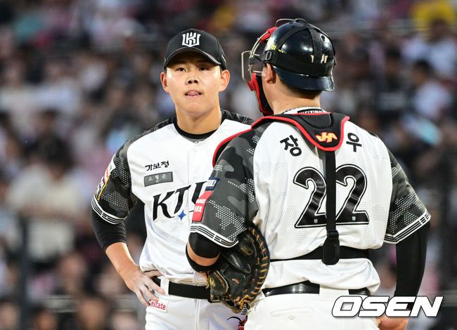 [OSEN=수원, 조은정 기자]12일 오후 수원 KT위즈파크에서 ‘2025 신한 SOL Bank KBO리그’ KT 위즈와 롯데 자이언츠의 경기가 열렸다.이날 홈팀 KT의 선발투수는 소형준, 방문팀 롯데는 김진욱이 나선다.4회초 1사 1,2루 KT 소형준이 포수 장성우와 대화를 하고 있다. 2025.06.12 /cej@osen.co.kr