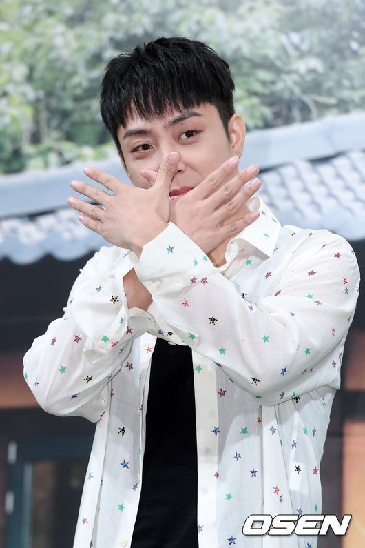 [OSEN=민경훈 기자] 2일 오후 서울 강남구 논현동 임피리얼 팰리스 서울에서 MBN 신규 예능 프로그램 ‘자연스럽게’ 제작발표회가 열렸다.은지원이 무대 위로 입장하며 포즈를 취하고 있다. /rumi@osen.co.kr