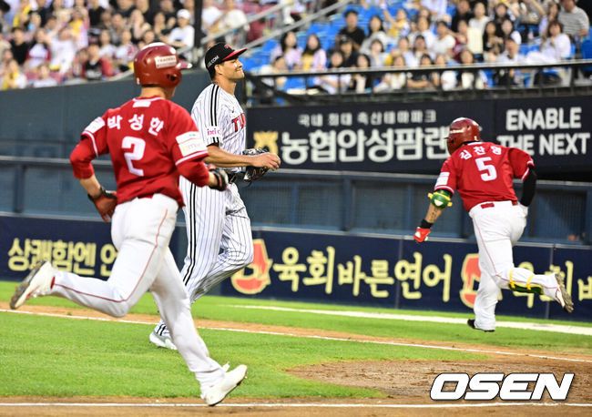 [OSEN=잠실, 지형준 기자] 12일 오후 서울 잠실구장에서 ‘2025 신한 SOL Bank KBO리그’ LG 트윈스와 SSG 랜더스의 경기가 열렸다.LG는 치리노스, SSG는 전영준을 선발로 내세웠다4회초 2사 2,3루에서 LG 치리노스가 SSG 김찬형 타석에 스트라이크 낫아웃 폭투로 실점하고 있다. 2025.06.12 /jpnews@osen.co.kr