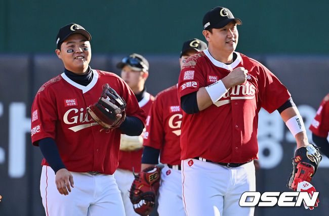 [OSEN=부산, 이석우 기자] 8일 부산 사직구장에서 ‘2022 신한은행 SOL KBO리그’ 롯데 자이언츠와 LG 트윈스의 경기가 열렸다. 은퇴경기에 출전하는 롯데 자이언츠 이대호가 리틀 이대호 한동희와 몸을 풀고 더그아웃으로 들어가고 있다. 2022.10.08 / foto0307@osen.co.kr