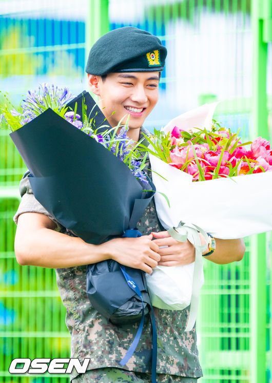 RM-뷔 아미들 향해 행복한 미소