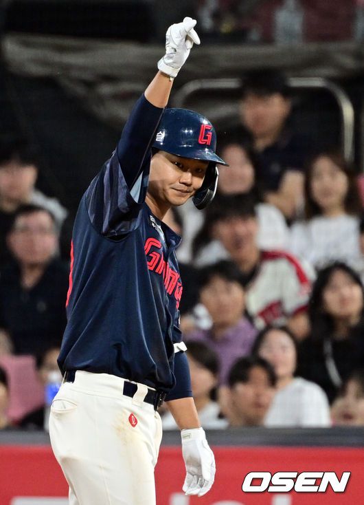 [OSEN=수원, 조은정 기자]12일 오후 수원 KT위즈파크에서 ‘2025 신한 SOL Bank KBO리그’ KT 위즈와 롯데 자이언츠의 경기가 열렸다.이날 홈팀 KT의 선발투수는 소형준, 방문팀 롯데는 김진욱이 나선다.5회초 2사 1,2루 롯데 손호영이 동점 적시타를 날린 뒤 세리머니를 하고 있다. 2025.06.12 /cej@osen.co.kr
