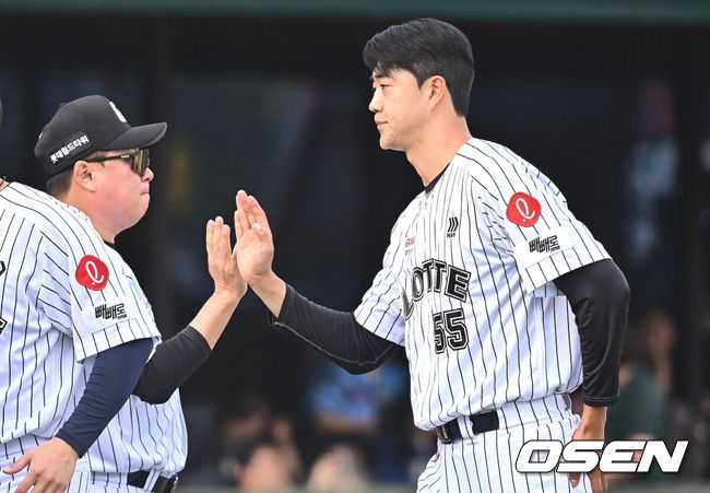 [OSEN=부산, 이석우 기자] 롯데 자이언츠 김태형 감독과 윤성빈 065 2025.05.18 / foto0307@osen.co.kr