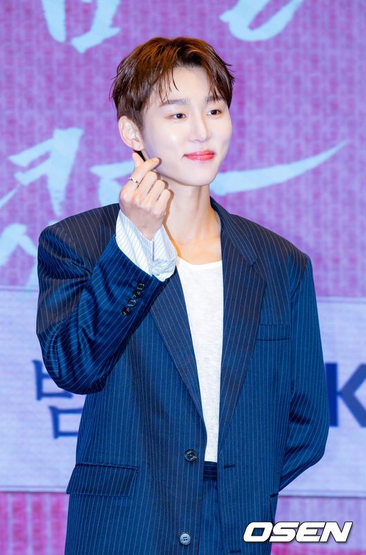 [OSEN=민경훈 기자]  11일 오후 서울 신도림 디큐브시티 내 더 세인트에서 KBS 2TV 새 수목드라마 '남주의 첫날밤을 가져버렸다'(극본 전선영, 연출 이웅희) 제작발표회가 진행됐다.가수 겸 배우 서현과 옥택연의 만남으로 화제를 모은 이 작품은 평범한 여대생의 영혼이 깃든 로맨스 소설 속 병풍 단역이 소설 최강 집착남주와 하룻밤을 보내며 펼쳐지는 로맨스 판타지다. 동명의 웹소설을 원작으로 한다.배우 서범준이 무대 위에서 포즈를 취하고 있다. 2025.06.11 / rumi@osen.co.kr