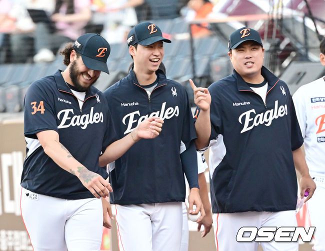 [OSEN=대전, 김성락 기자] 4일 오후 대전 한화생명볼파크에서 ‘2025 신한 SOL Bank KBO리그’ 한화 이글스와 KT 위즈의 경기가 열렸다.이날 홈팀 한화는 와이스, KT는 오원석을 선발로 내세웠다.경기 시작에 앞서 한화 폰세, 엄상백, 류현진이 이야기를 나누고 있다. 2025.06.04 / ksl0919@osen.co.kr