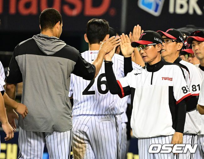 [OSEN=잠실, 지형준 기자] 프로야구 LG 트윈스가SSG 랜더스 상대로 이틀 연속 역전승을 거두며 1위 자리를 지켰다.LG는 12일 서울 잠실구장에서 열린 2025 KBO리그SSG와 시즌 12차전 맞대결에서 7-4로 승리했다. LG는 2위 한화와 승차를 0.5경기 차이로 1위를 지켜냈다.박동원이 대타로 나와 2타점 역전 결승 2루타로 해결사가 됐다.선발 투수 치리노스는 5⅔이닝 9피안타 2볼넷 5탈삼진 4실점으로 승리 투수가 됐다. 시즌 7승째를 기록했다.경기를 마치고 LG 염경엽 감독이 치리노스와 승리 세리머니를 하고 있다. 2025.06.12 /jpnews@osen.co.kr