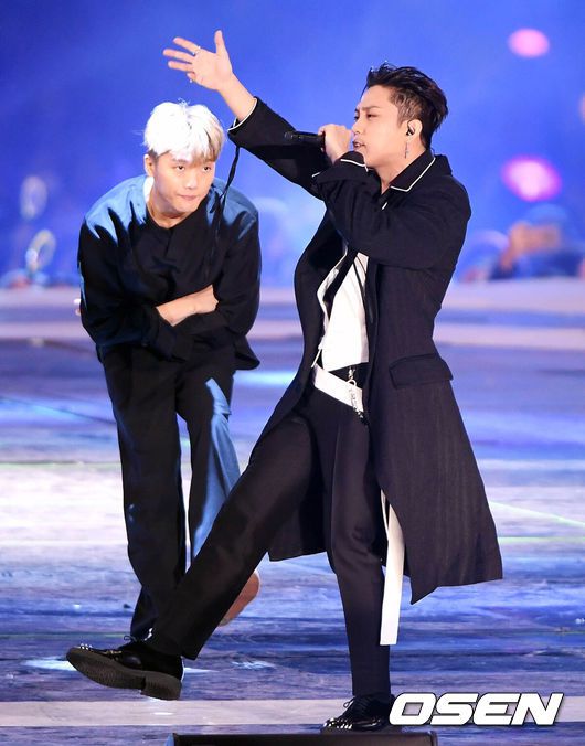 [OSEN=부산, 이동해 기자] 22일 부산 거제동 부산아시아드주경기장에서 '부산 원아시아 페스티벌'이 열렸다.그룹 젝스키스 은지원이 공연을 펼치고 있다. / eastsea@osen.co.kr