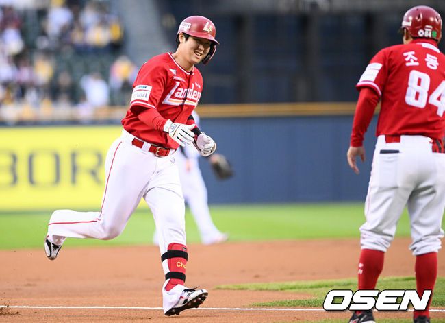 [OSEN=잠실, 조은정 기자]2일 오후 서울 잠실구장에서 ‘2025 신한 SOL BANK KBO리그’ LG 트윈스와 SSG 랜더스의 경기가 열렸다. 이날 경기에 홈팀 LG는 손주영을 방문팀 SSG은 앤더슨을 선발로 내세웠다. 1회초 1사 1루 SSG 최정이 선제 좌월 투런포를 날린 뒤 베이스를 돌고 있다. 2025.05.02 /cej@osen.co.kr