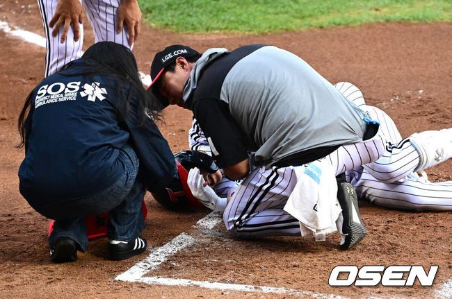 [OSEN=잠실, 지형준 기자] 12일 오후 서울 잠실구장에서 ‘2025 신한 SOL Bank KBO리그’ LG 트윈스와 SSG 랜더스의 경기가 열렸다.LG는 치리노스, SSG는 전영준을 선발로 내세웠다2회말 무사에서 LG 구본혁이 SSG 전영준이 사구에 괴로워하고 있다. 구본혁은 송찬의로 교체. 2025.06.12 /jpnews@osen.co.kr