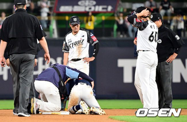 [OSEN=수원, 조은정 기자]1롯데가 선발 조기강판, 마무리 블론세이브 등 각종 변수를 딛고 연장 접전 끝 승리를 쟁취했다.프로야구 롯데 자이언츠는 12일 수원KT위즈파크에서 열린 2025 신한 SOL뱅크 KBO리그 KT 위즈와의 시즌 9차전에서 연장 접전 끝 12-7로 승리했다.연장 10회초 1사 1루 롯데 장두성이 KT 투수 박영현 송구 실책 때 2루까지 진루한 후 고통을 호소하고 있다. 대주자 한승현으로 교체됐다. 2025.06.12 /cej@osen.co.kr
