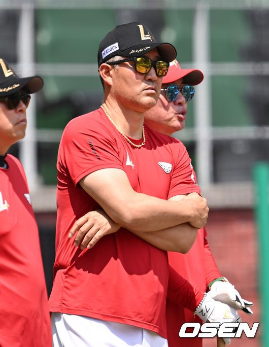 [OSEN=인천, 김성락 기자] 14일 인천 SSG랜더스필드에서 ‘2025 신한은행 SOL Bank KBO리그’ SSG 랜더스와 롯데 자이언츠의 경기가 열렸다.이날 SSG는 김광현, 롯데는 감보아를 선발로 내세웠다. 경기 시작에 앞서 SSG 이숭용 감독이 훈련을 지켜보고 있다. 2025.06.14 / ksl0919@osen.co.kr