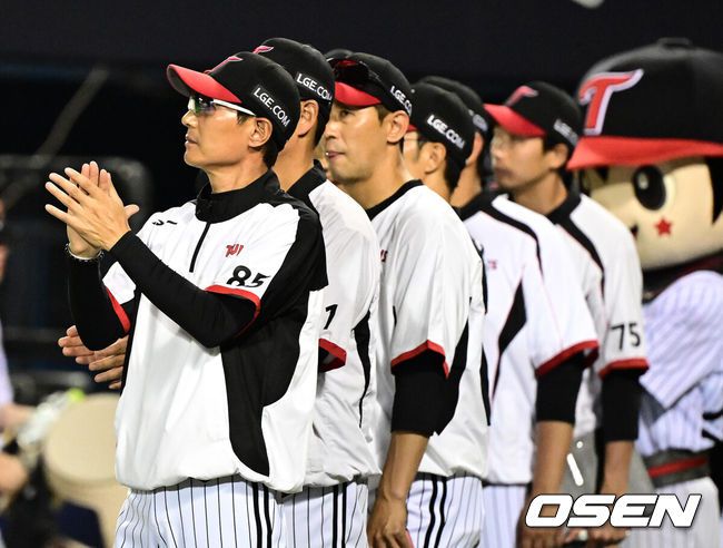[OSEN=잠실, 지형준 기자] 프로야구 LG 트윈스가SSG 랜더스 상대로 이틀 연속 역전승을 거두며 1위 자리를 지켰다.LG는 12일 서울 잠실구장에서 열린 2025 KBO리그SSG와 시즌 12차전 맞대결에서 7-4로 승리했다. LG는 2위 한화와 승차를 0.5경기 차이로 1위를 지켜냈다.박동원이 대타로 나와 2타점 역전 결승 2루타로 해결사가 됐다.선발 투수 치리노스는 5⅔이닝 9피안타 2볼넷 5탈삼진 4실점으로 승리 투수가 됐다. 시즌 7승째를 기록했다.경기를 마치고 LG 염경엽 감독이 선수들에게 박수를 보내고 있다. 2025.06.12 /jpnews@osen.co.kr