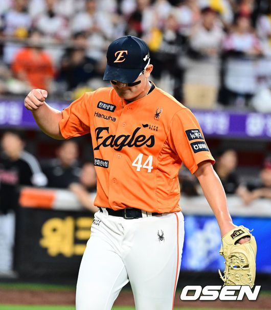 [OSEN=대전, 지형준 기자] 14일 대전 한화생명볼파크에서 2025 신한 SOL Bank KBO리그 한화 이글스와 LG 트윈스의 경기가 열렸다.LG가 40승 26패 1무(승률 .606)로 1위, 한화는 40승 27패(승률 .597)로 2위다. 0.5경기 차이다. 경기 결과에 따라 1위가 바뀔 수도 있다.이날 한화는 폰세, LG는 임찬규를 선발로 내세웠다.8회초 1사 만루에서 등판한 한화 김서현이 동점을 허용하며 아쉬워하고 있다. 2025.06.14 /jpnews@osen.co.kr