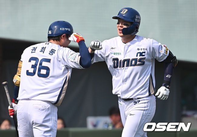 [OSEN=울산, 이석우 기자] 17일 울산 문수야구장에서 2025 신한 SOL 뱅크 KBO 리그 NC 다이노스와 키움 히어로즈의 더블헤더 1차전 경기가 열렸다. 홈팀 NC는 로건이, 방문팀 키움은 김선기가 선발로 나섰다.NC 다이노스 박건우가 5회말 무사 좌중월 동점 솔로 홈런을 치고 하이파이브를 하고 있다. 2025.05.17 / foto0307@osen.co.kr
